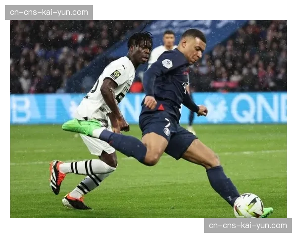 特写瞬间：姆巴佩罚入点球后，安静地亲吻巴黎队徽，看台响起掌声与歌声