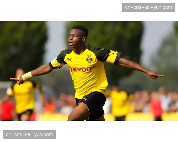 官方：多特蒙德与年轻中场穆科科完成续约