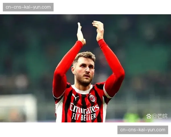 特写：暴雨中的圣西罗，AC米兰老将吉鲁被换下时向观众致意