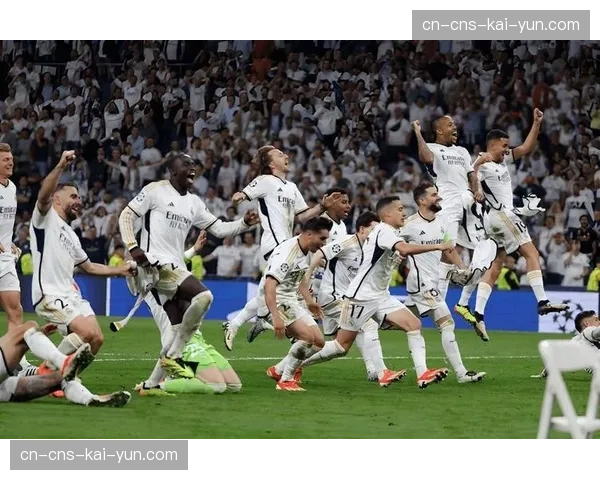 特写镜头:马德里主场球迷在皇马绝杀后陷入狂欢 特写镜头:马德里主场球迷在皇马绝杀后陷入狂欢