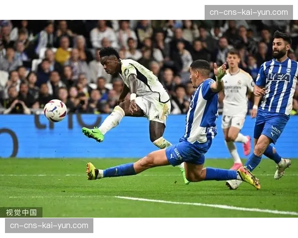 特写:镜头记录下克罗斯精准长传找到前插的维尼修斯全过程 特写:镜头记录下克罗斯精准长传找到前插的维尼修斯全过程