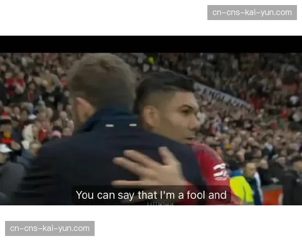 终场哨响，塞维利亚球员相拥庆祝保级关键胜利